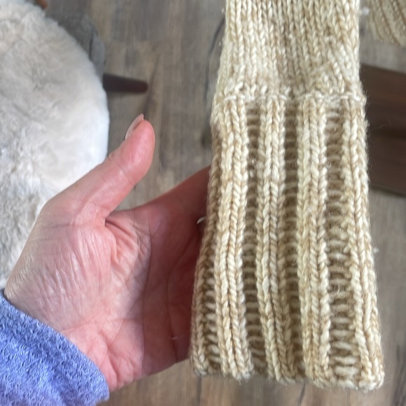 Express cream colored thick cable knit sweater size small - Picture 3 of 7